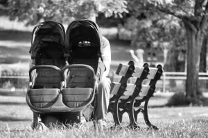Tandem ili paralelena kolica: Šta je bolje za blizance?